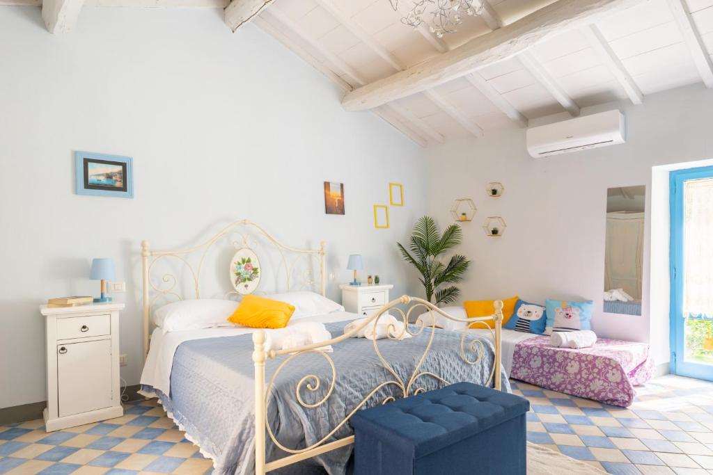 - une chambre avec un lit et une chaise bleue dans l'établissement La Casa del Pescatore - Lake Trasimeno's Retreat, à San Feliciano