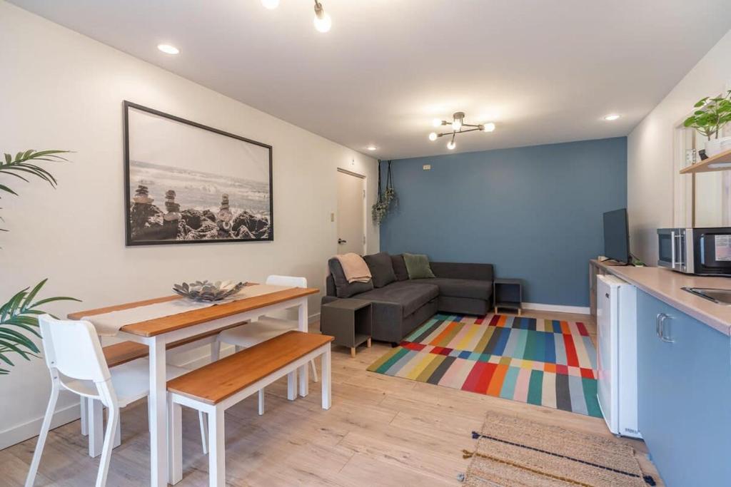 uma sala de estar com uma mesa e um sofá em Urban Nest, 1-BDRM Apt, Ground Floor em Halifax