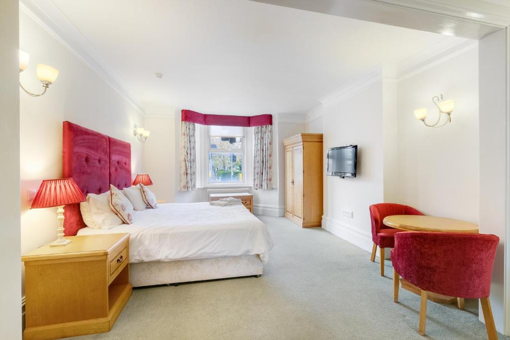 ウィンザーにあるCharles House - Windsor Castleのベッドルーム1室(ベッド1台、テーブル、椅子付)