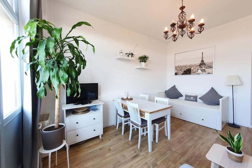 un soggiorno con tavolo e una sala da pranzo di 2 room apt. near station Neustadt in It district a Dresda
