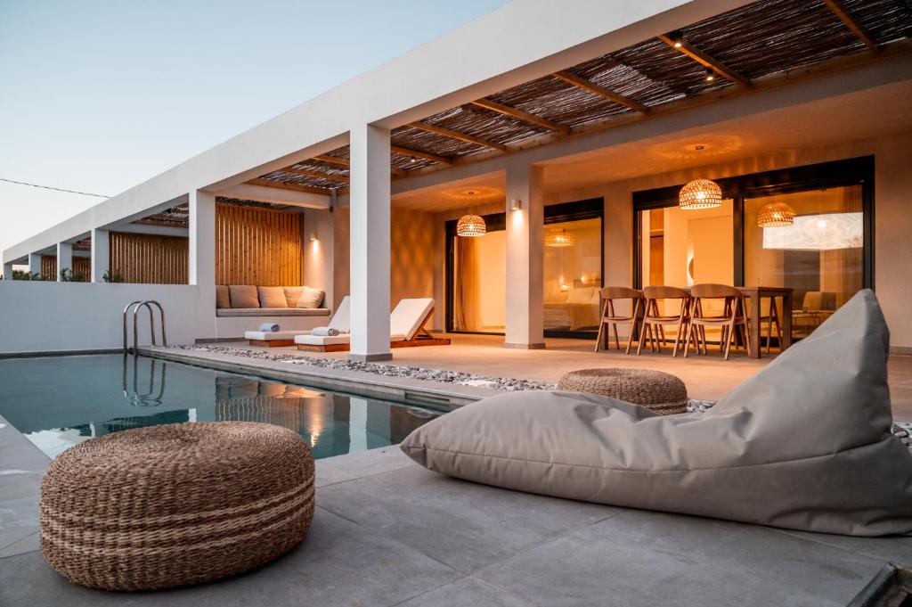 普雷韋扎的住宿－Acacia - Explore your senses，一座带游泳池和房子的别墅