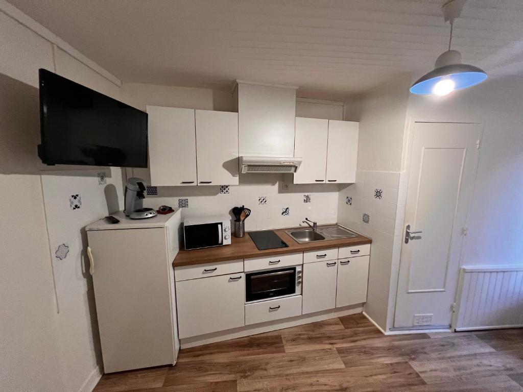 Kuchyňa alebo kuchynka v ubytovaní Appartement 4 personnes, wifi, proche centre et thermes