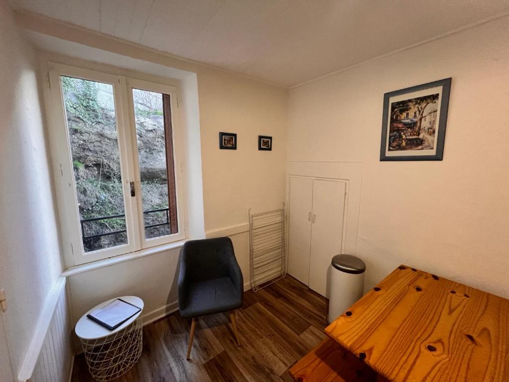 Posedenie v ubytovaní Appartement 4 personnes, wifi, proche centre et thermes