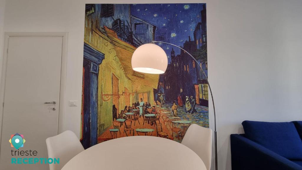 een kamer met een muurschildering van een restaurant bij Van Gogh in Trieste
