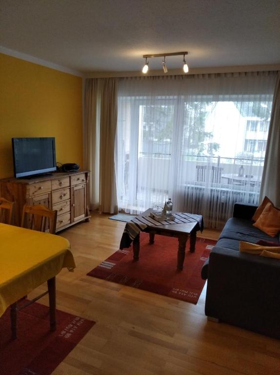 TV a/nebo společenská místnost v ubytování Strandleben 1