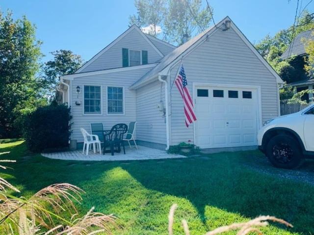 uma casa com uma bandeira americana no quintal em Family Retreat at York Beach Y609 home em York