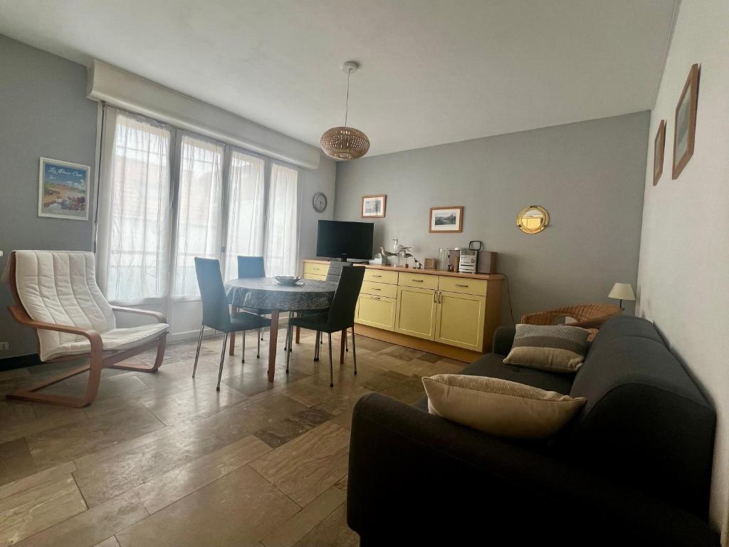 un salon avec un canapé et une table dans l'établissement Le Pédalo - proximité plage, à Wimereux