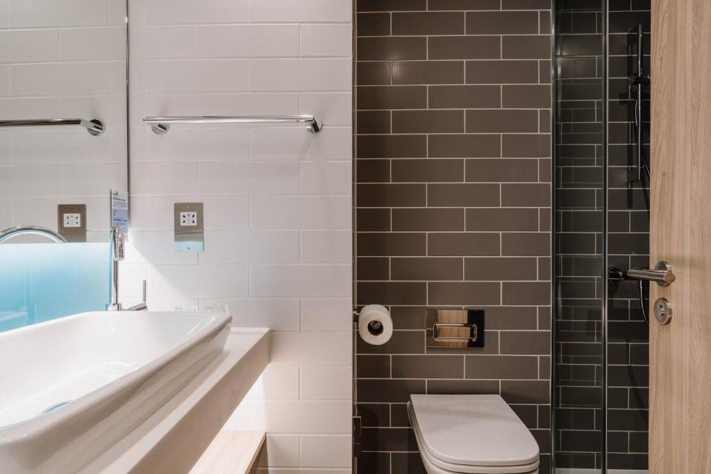 
Standard Queen Room with Free Hot Breakfast
