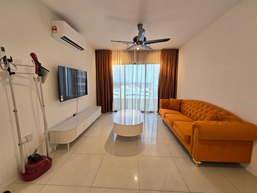 een woonkamer met een bank en een tv bij Manhattan Condominium - Jalan Pasir Puteh - Ipoh in Kampong Pinji