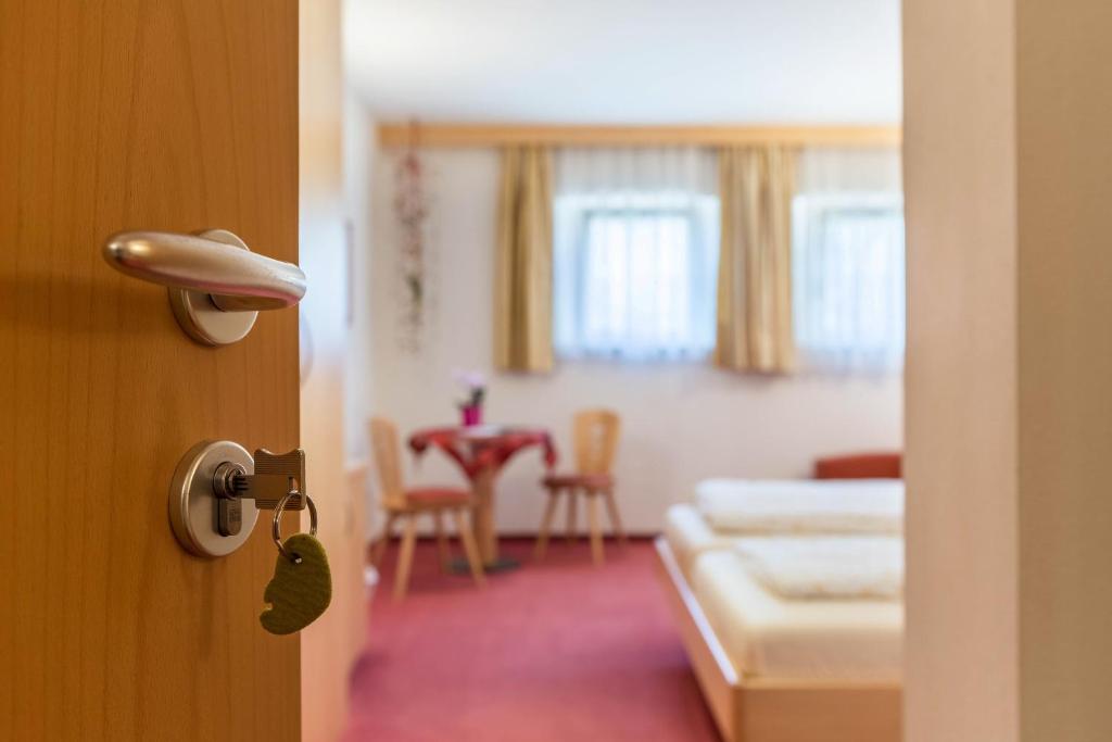 Postel nebo postele na pokoji v ubytování Haus Rosengarten Apt A