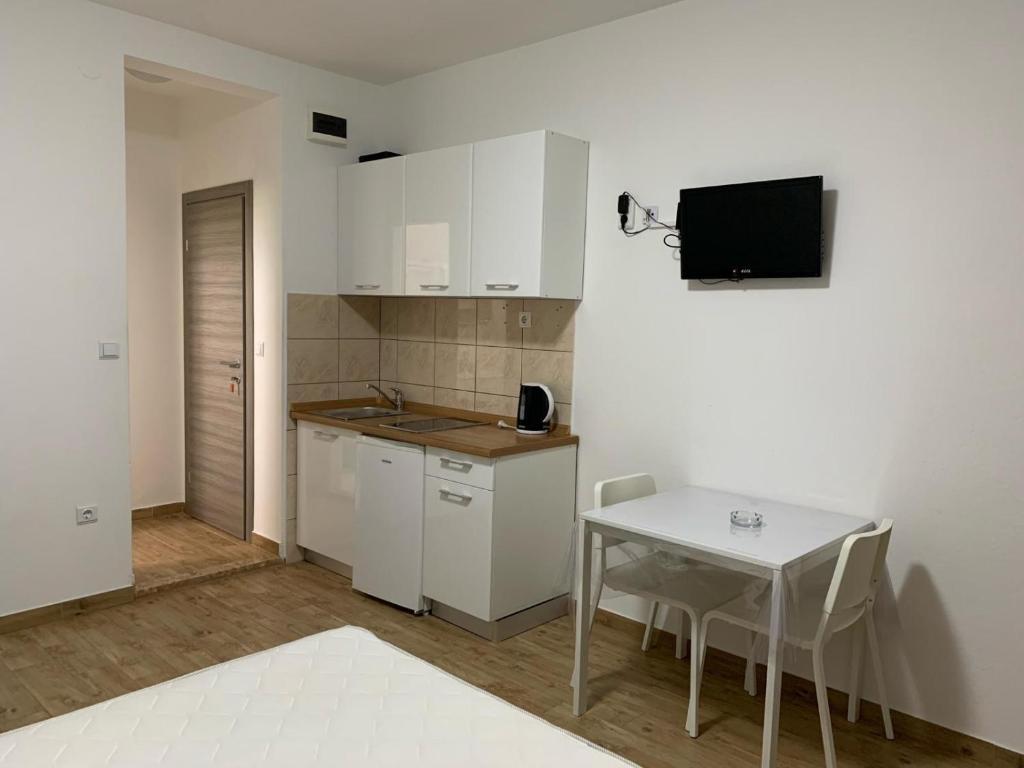 Kuchyňa alebo kuchynka v ubytovaní Apartments and rooms with a swimming pool Pucisca, Brac - 5637