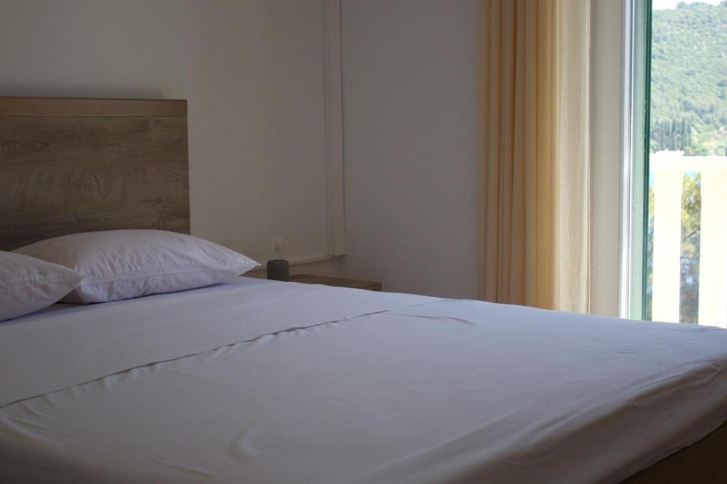 Posteľ alebo postele v izbe v ubytovaní Apartments and rooms with a swimming pool Pucisca, Brac - 5637