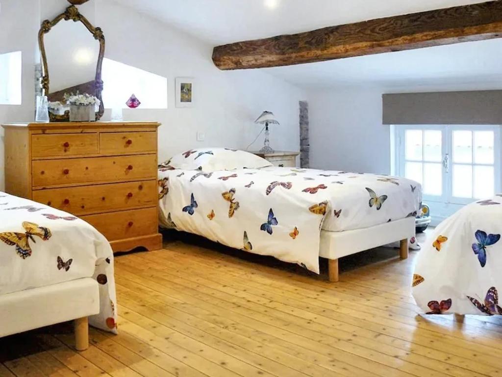 une chambre avec deux lits et une commode dans l'établissement Villa charmante à Arsac avec piscine privée et jardin, à Arsac