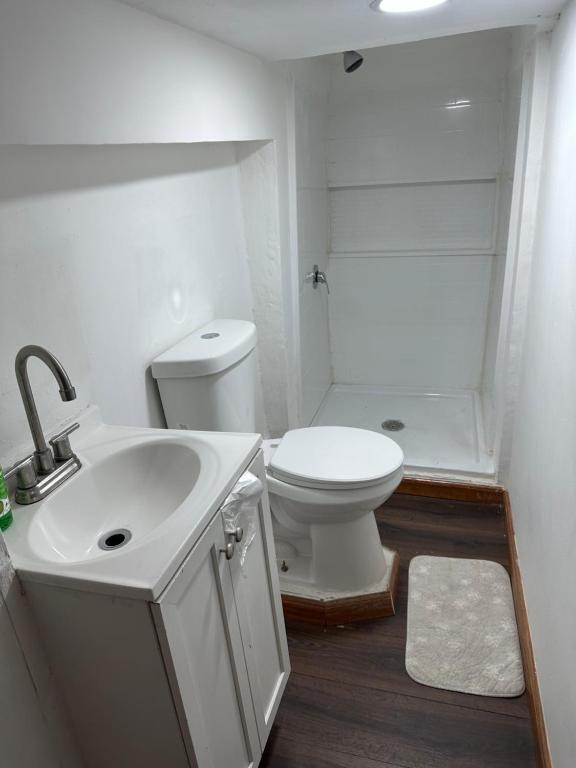 La salle de bains blanche est pourvue de toilettes et d'un lavabo. dans l'établissement Recámara para bajitos, à San Luis Río Colorado