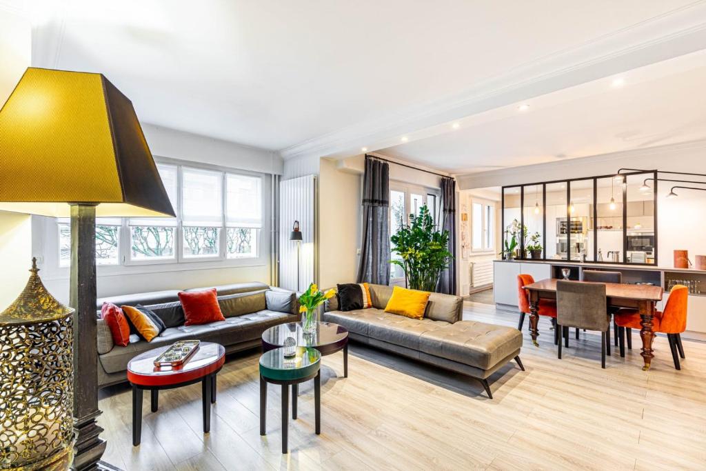 a living room with a couch and a table at GuestReady - Modern Comfort in Vincennes in Vincennes