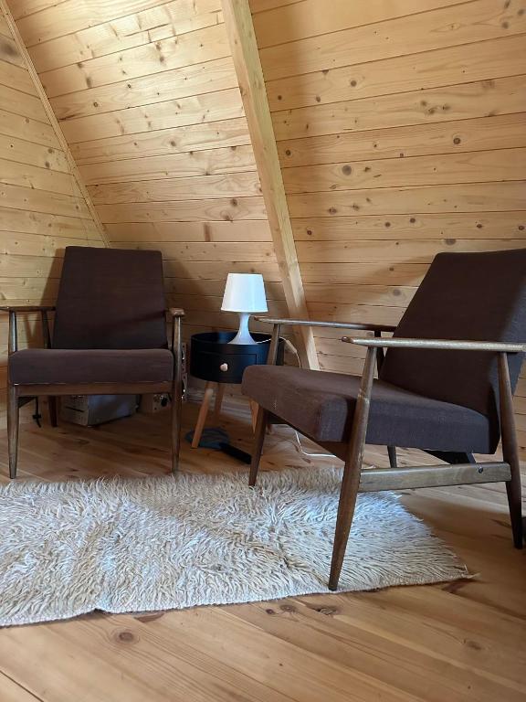 Część wypoczynkowa w obiekcie Domki nad rzeką Ełk