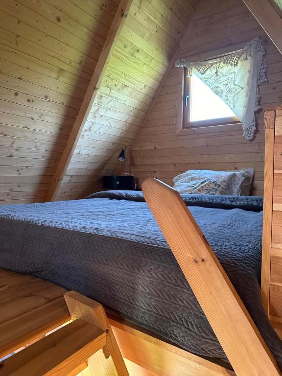 Łóżko lub łóżka w pokoju w obiekcie Domki nad rzeką Ełk