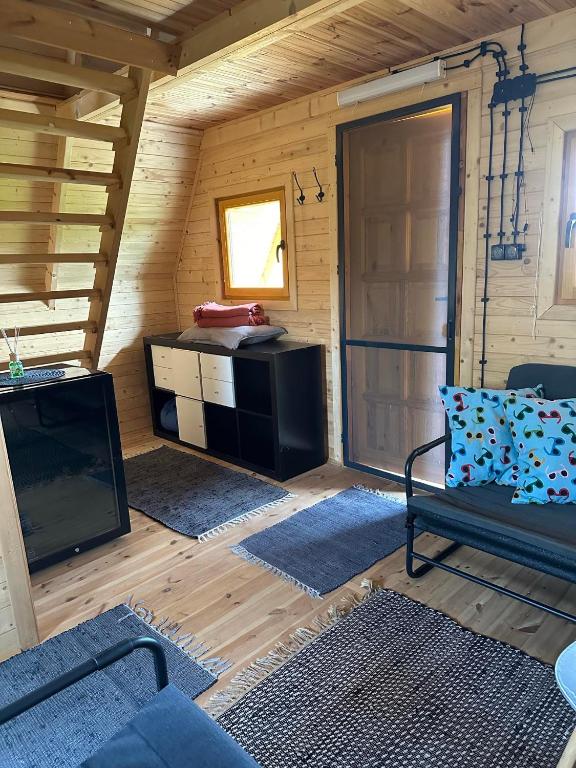 Część wypoczynkowa w obiekcie Domki nad rzeką Ełk