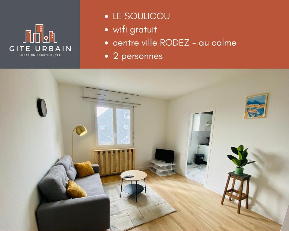 uma sala de estar com um sofá e uma mesa em Le Soulicou em Rodez