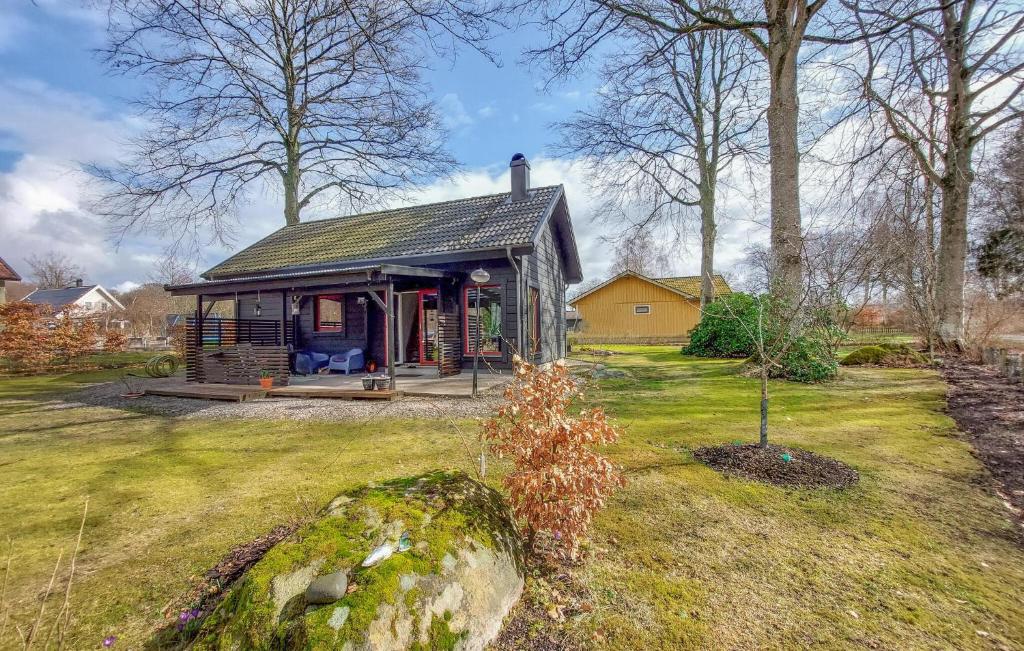 a small house in a yard with a garden at 2 Bedroom Cozy Home In Hssleholm in Hässleholm
