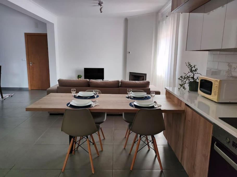 cocina con mesa y sillas en la sala de estar en Casa da Esteva - Vila de Rei, en Vila de Rei
