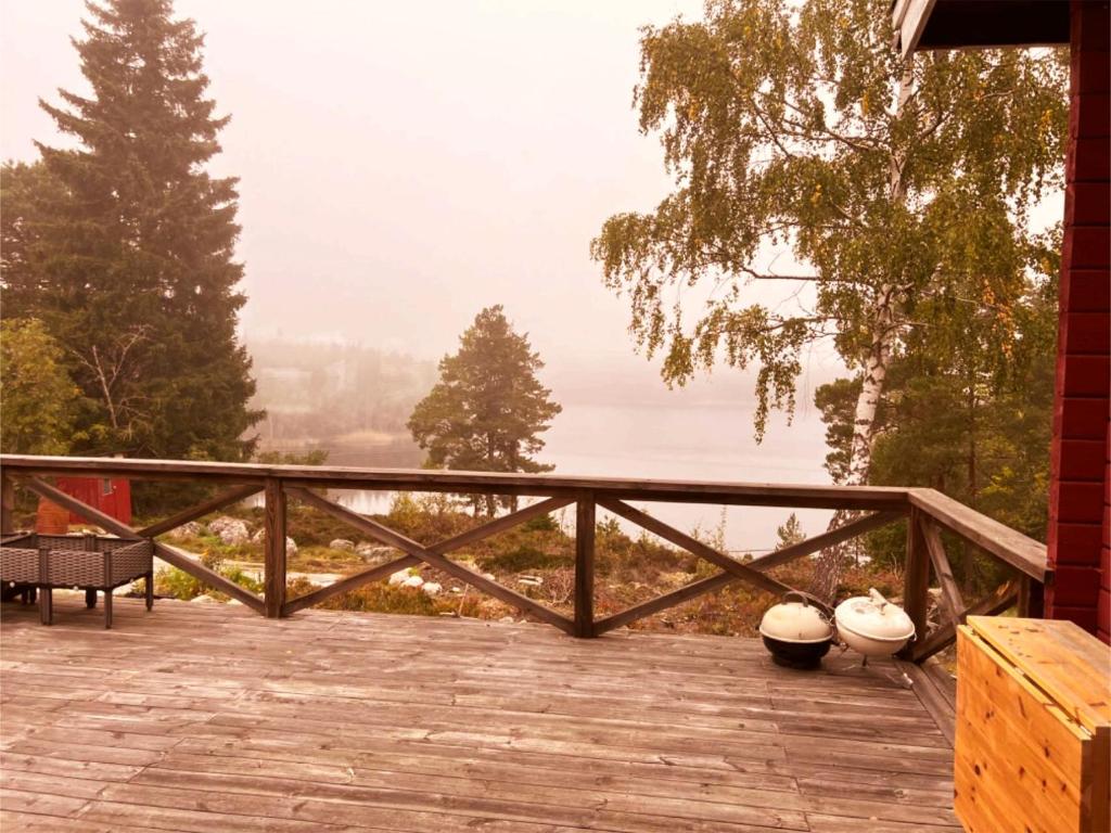 eine Terrasse mit Blick auf das Wasser in der Unterkunft Värmdö in Värmdö