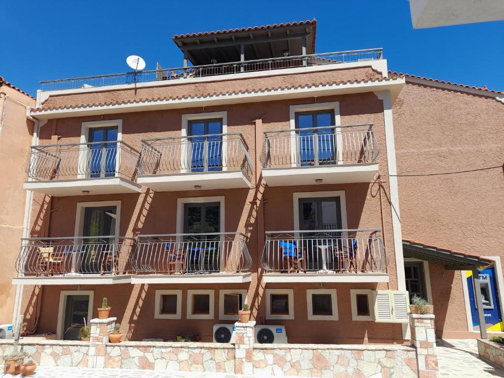 ein Gebäude mit Balkon auf der Seite in der Unterkunft Medusa Apartments in Kateliós