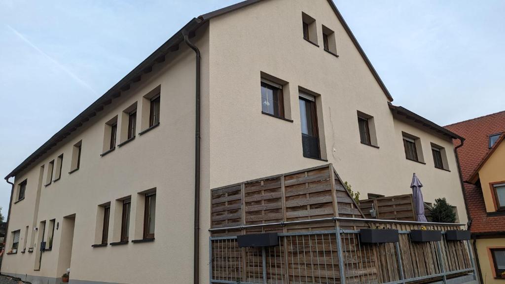 un edificio en construcción con andamios en Ferienwohnung im Zenngrund, en Neuhof an der Zenn