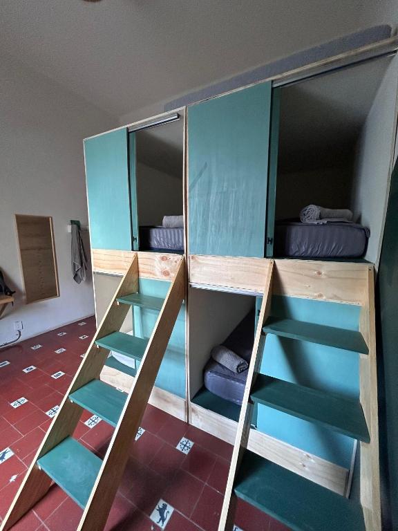 Palanda nebo palandy na pokoji v ubytování Coliving Chingon