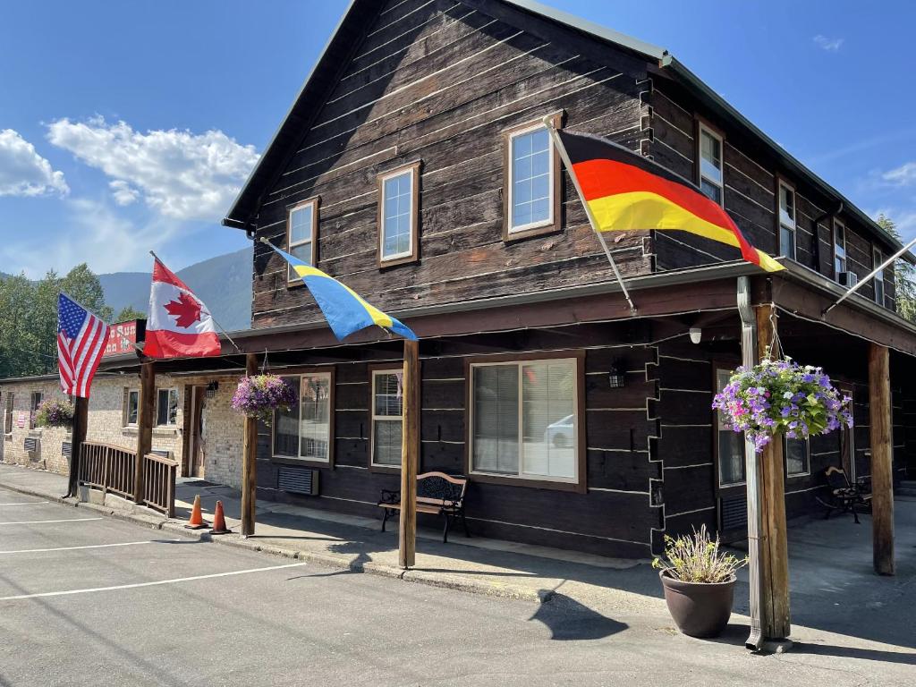 drie vlaggen vliegen buiten een gebouw bij North Cascades Inn 