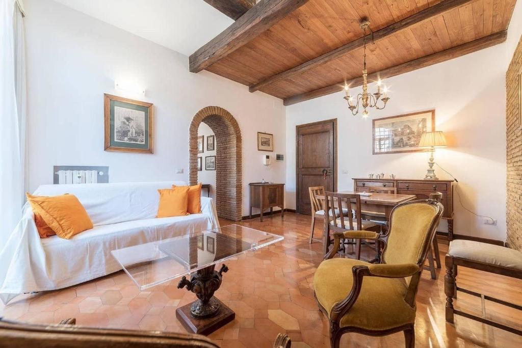 een woonkamer met een witte bank en een tafel bij Ferienwohnung für 6 Personen ca 90 qm in Rom Centro Storico, Latium Rom und Umgebung in Rome