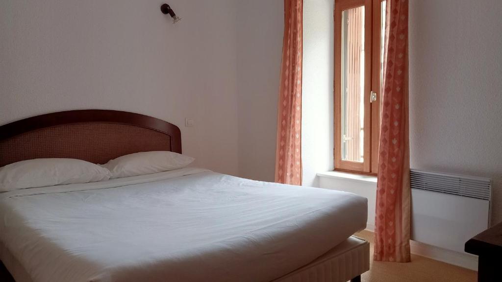 Postel nebo postele na pokoji v ubytování Hôtel-Bar l'Embarcadère