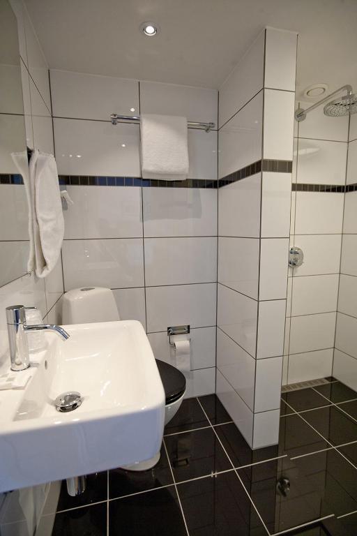 Koupelna v ubytování Hotel Kongensbro Kro