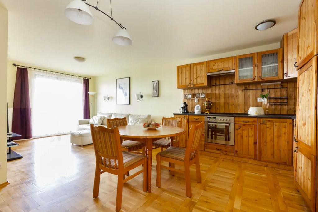 Köök või kööginurk majutusasutuses Bíbor Apartment