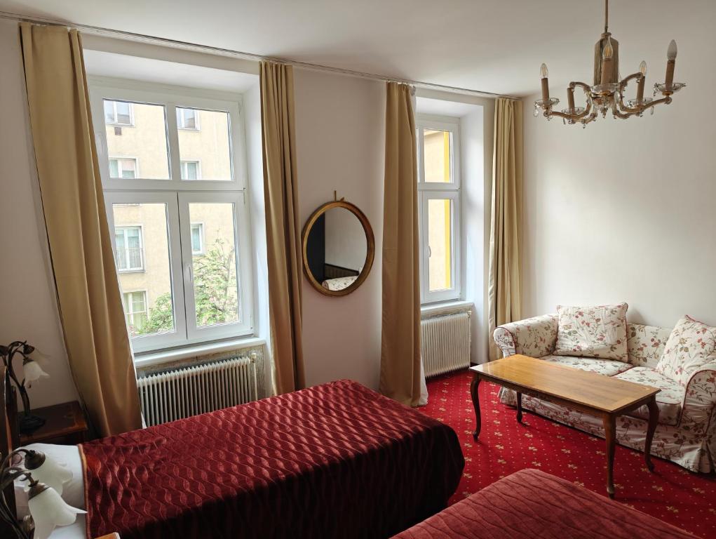 Mariahilf Citycenter Hotel في فيينا: غرفة معيشة مع أريكة وطاولة