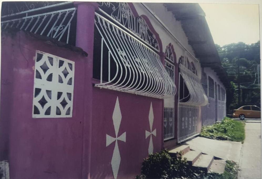 un edificio púrpura con una pintura de estrellas en él en Betohouse en San Miguelito