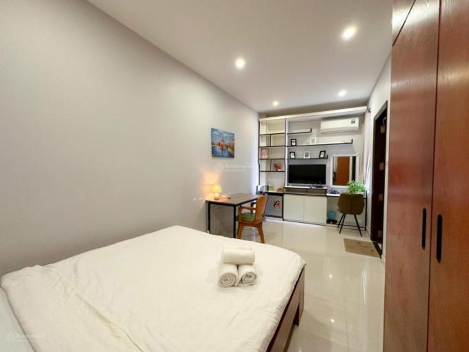 1 dormitorio con 1 cama con 2 toallas en My home your home en Ho Chi Minh
