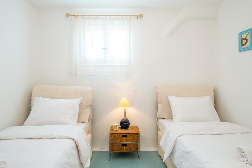 Postel nebo postele na pokoji v ubytování Sunny Getaway in Mykonos Lia Beach
