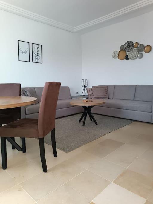 Coin salon dans l'établissement Logement S+2 dans un hôtel 4* vue mer