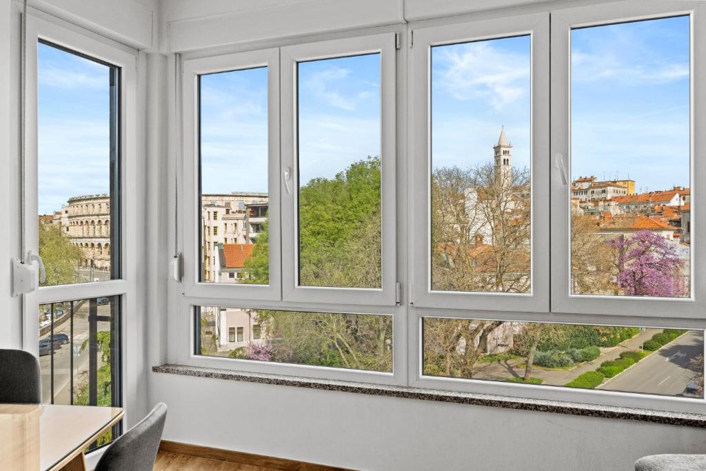 Habitación con 4 ventanas con vistas a la ciudad en Sylvia Center Apartment, en Pula