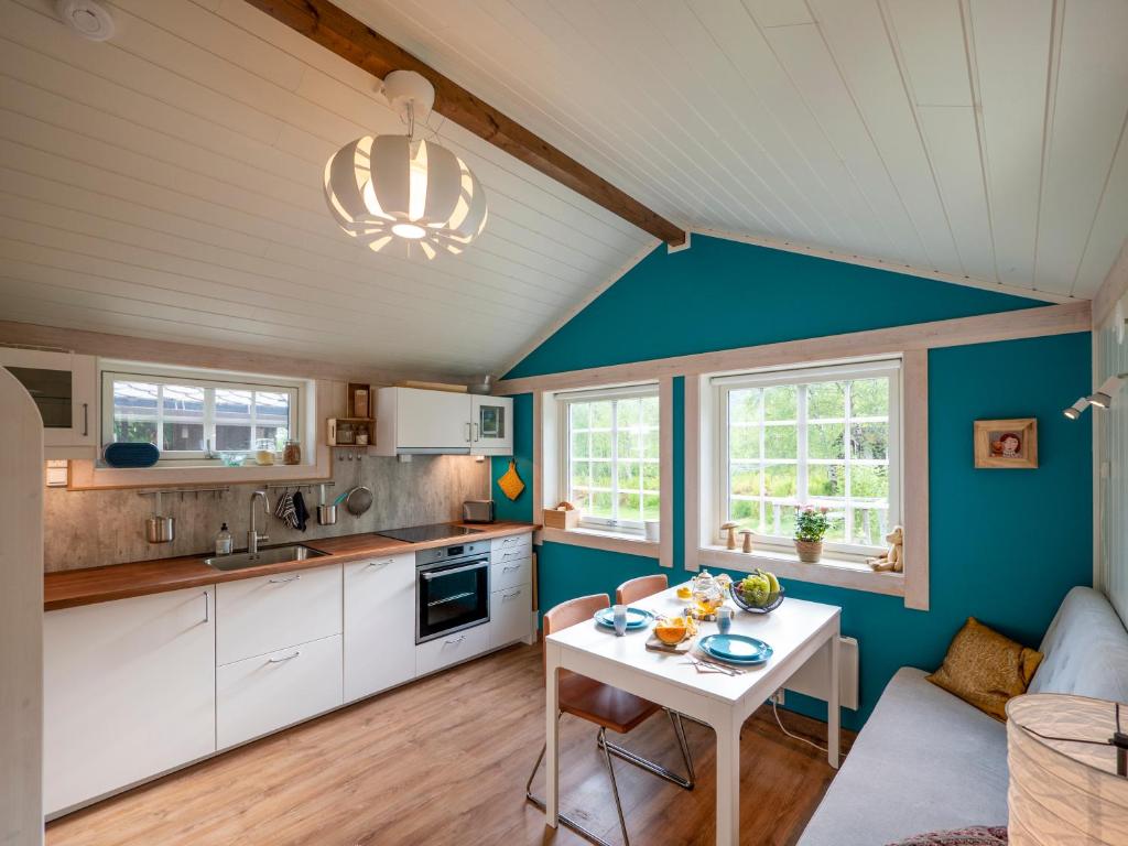 een keuken met een witte tafel in een kamer bij Cozy apartment in quiet and beautiful surroundings in Svolvær
