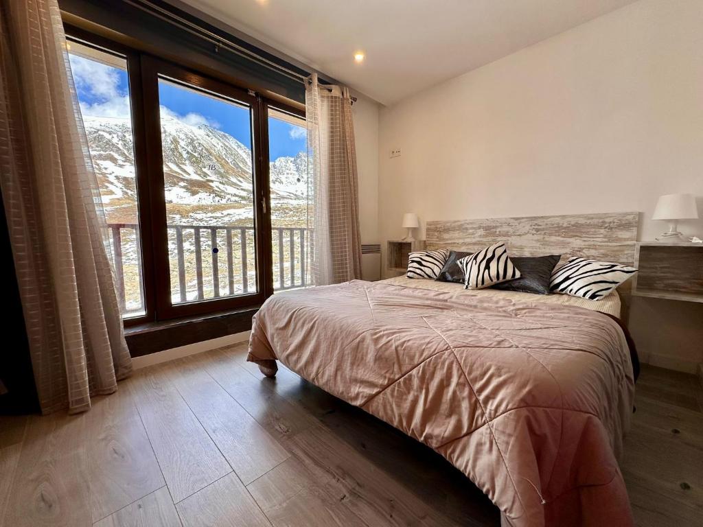 a bedroom with a bed with a view of a mountain at Frontera Blanca Confort in Pas de la Casa