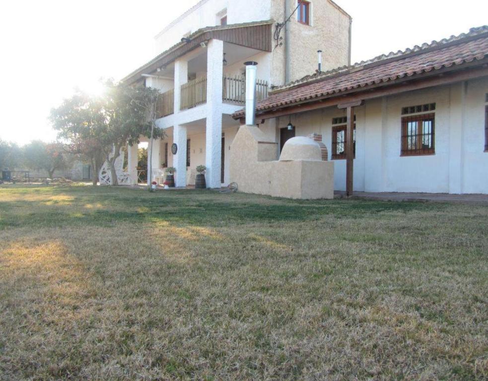 een huis met een grasveld ervoor bij Santa Ana in Pedrola