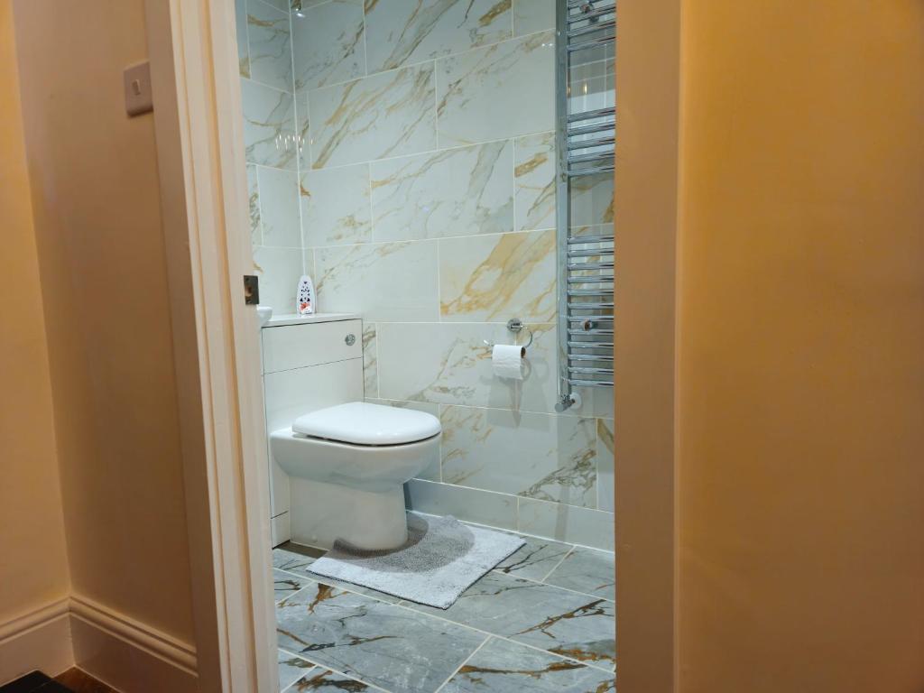 Koupelna v ubytování Modern En-suite Doubles in Boston Town Spacious & Contemporary Rooms