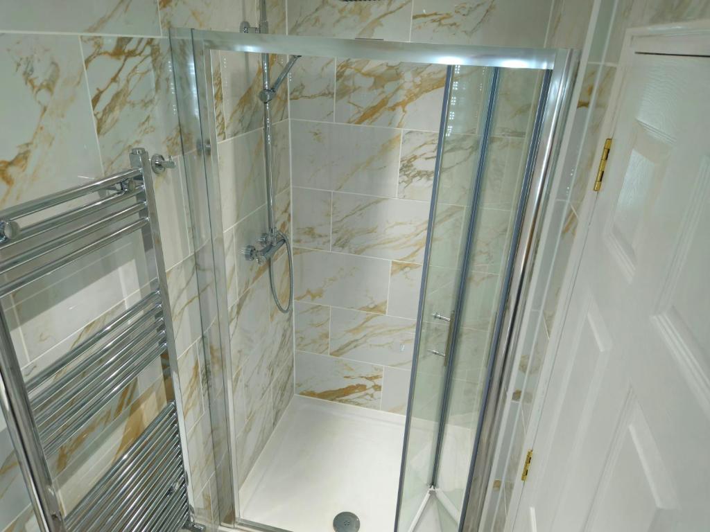 Koupelna v ubytování Modern En-suite Doubles in Boston Town Spacious & Contemporary Rooms