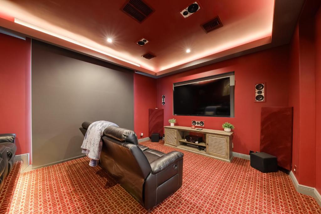 TV a/nebo společenská místnost v ubytování Pool and Home Theater Lighthouse Point Home!