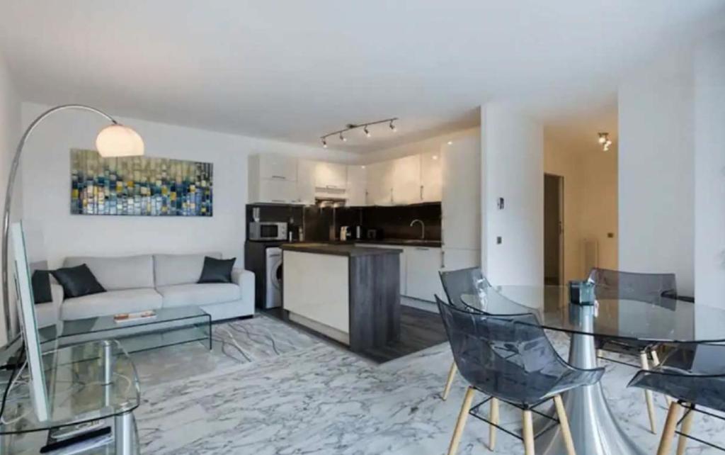 un salon avec un canapé et une table dans l'établissement LOVELY 1BR-CANNES CENTER, à Cannes