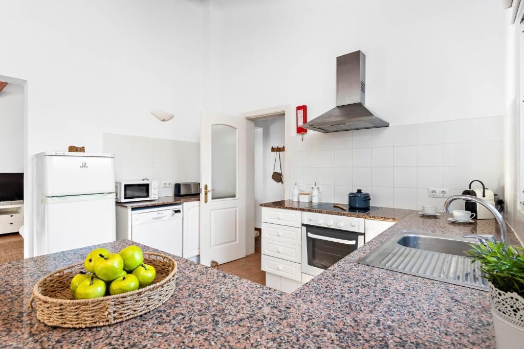 A kitchen or kitchenette at Casa Bruna - Binibeca Nou