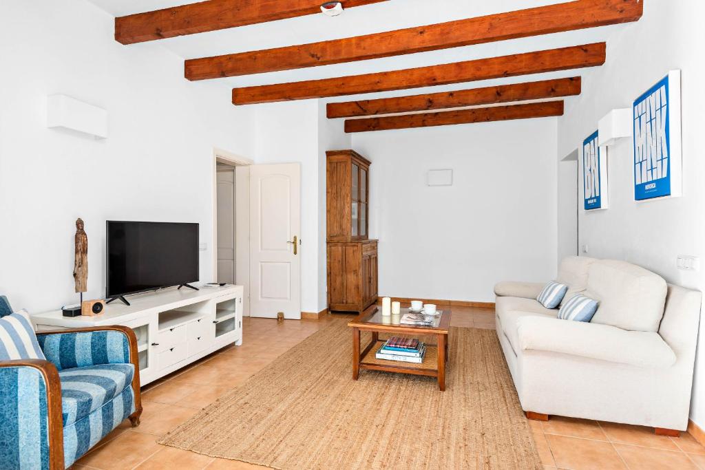 A television and/or entertainment centre at Casa Bruna - Binibeca Nou
