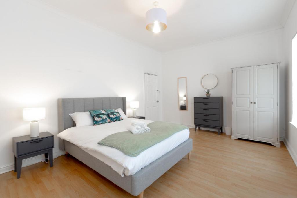 Ліжко або ліжка в номері Liverpool Sanctuary: Modern Room for Two